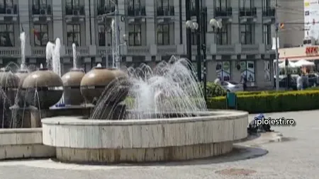 Bărbat filmat în timp ce face baie într-o fântână arteziană din centrul oraşului