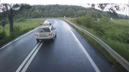 Maşină de poliţie filmată când depăşea peste linia dublă continuă