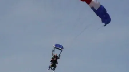Cel mai bătrân parașutist din lume. Vezi câţi ani are bărbatul care s-a aruncat de la peste 4.500 de metri