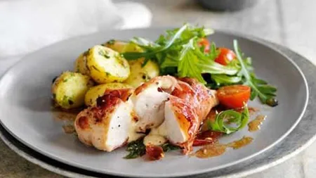 Reţeta zilei: Pui cu şuncă şi mozzarella