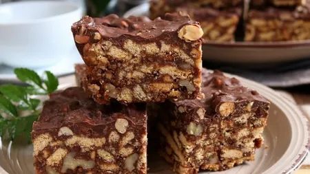 Salam de biscuiţi cu glazură de ciocolată
