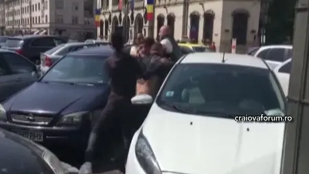 Scandal monstru în faţa primăriei. Un cântăreţ a fost bătut pentru un loc de parcare VIDEO