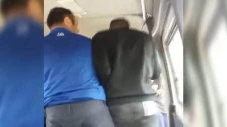 Imagini şocante într-un maxi taxi. Un tânăr a fost bătut de şofer VIDEO