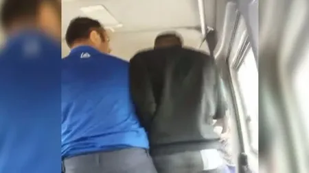 Mama tânărului bătut în microbuz susţine că şoferul a ameninţat-o pe martora care a filmat incidentul