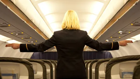 Ce mesaje SECRETE îşi transmit stewardesele atunci când comunică prin semne în timpul zborului VIDEO