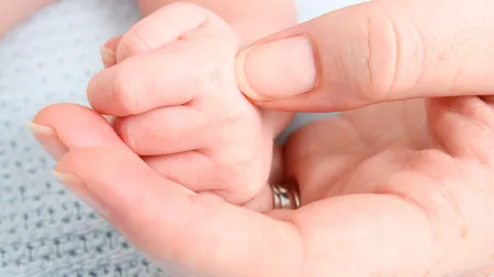 O cunoscută prezentatoare tv a născut o fetiţă perfect sănătoasă după un travaliu de 13 ore