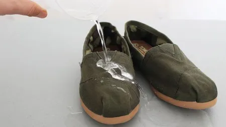 Şi-a frecat pantofii cu ceară de albine, apoi a ieşit afara! Trucul care îţi va salva încălţămintea!
