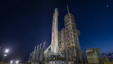 Racheta Falcon 9, a companiei SpaceX, lansată cu succes în prima ei misiune, s-a întors cu bine la sol VIDEO