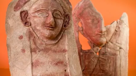 Figurine din ceramică reprezentând capetele unor femei, descoperite într-o groapă de gunoi antică