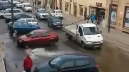 Stradă din Timişoara, INUNDATĂ din cauza unei şoferiţe neatente VIDEO