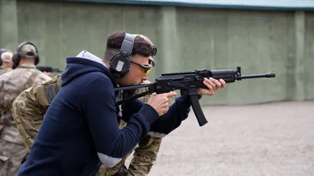 Gabi Torje, antrenament cu senzaţii tari în Cecenia. A fost pus să tragă cu arma VIDEO