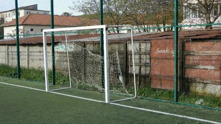Descoperirea macabră a unor copii, în timp ce jucau fotbal. Sub o tribună au găsit un om spânzurat