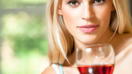 2 pahare de vin înainte de somn te ajută să slăbeşti