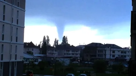 Furtuna face ravagii în ţară: Tornadă fotografiată la Craiova