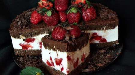Reţetele Tale: Tort cu ciocolată, mascarpone şi căpşune