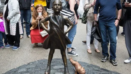 Statuia unui câine care urinează a fost amplasată lângă 