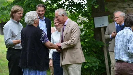 Prinţul Charles, aflat din nou la Viscri, a gustat produse tradiţionale şi a discutat cu localnicii GALERIE FOTO