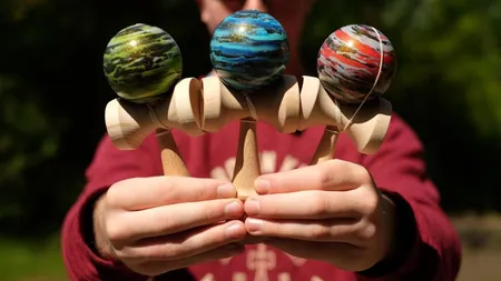 Copiii, înnebuniţi după kendama şi spinner fidget. Cei mici vor să se întoarcă pentru un timp la jocurile simple