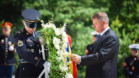 Klaus Iohannis a depus flori la Monumentul Soldatului Necunoscut din Cimitirul Arlington
