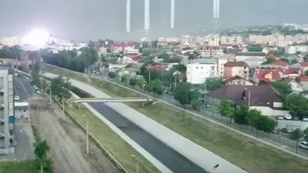 Flamă imensă pe timp de furtună, la Iaşi. Descărcare electrică între firele de înaltă tenisiune, imagini spectaculoase VIDEO