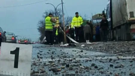 Accidente teribile pe A1, doi oameni răniţi grav. O autoutilitară a intrat în marcajele rutiere, un TIR încărcat cu ulei s-a răsturnat