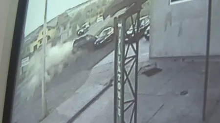 Accident grav în judeţul Gorj. Şoferul unei maşini a murit pe loc. IMAGINI surprinse de camerele de supraveghere