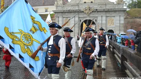 Cetatea Alba Iulia, cuprinsă de flăcări. Vegetaţia de pe pereţi s-a aprins de la salvele de tun care au marcat deschiderea Alba Fest