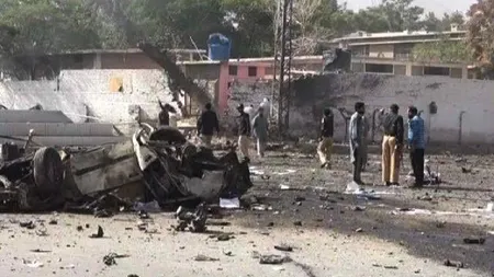 Atentat sinucigaş în Pakistan, cel puţin 11 persoane au murit. Printre victime sunt şi poliţişti