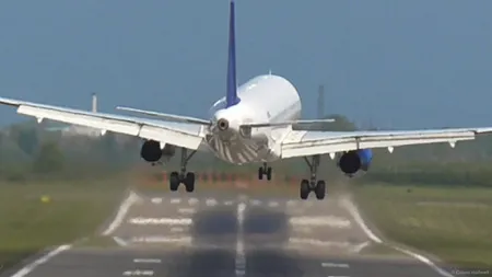 La un pas de tragedie! Un avion cu 322 de pasageri la bord a aterizat de urgenţă după ce i s-a desprins o parte din aripă