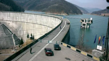 O conductă magistrală care deserveşte barajul de la Măneciu, Prahova, s-a spart. Jetul de apă a proiectat o maşină într-un gard