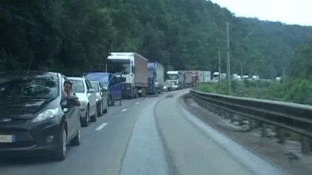 Coadă de tiruri de aproximativ zece kilometri la frontieră