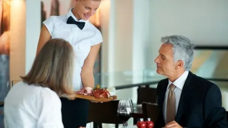 Ce trucuri aplică restaurantele pentru a face ce vor cu consumatorii. De ce se strânge repede vesela murdară
