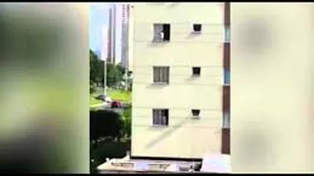 Un copil de 2 ani a căzut de la etajul 3, în Piteşti. Micuţul a împins un geam şi a picat în gol
