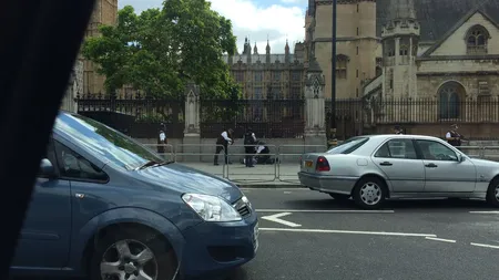 Un bărbat înarmat cu un cuţit a fost arestat în faţa Parlamentului britanic VIDEO