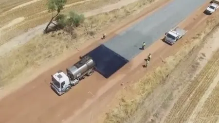 Şosea în mijlocul deşertului, construită în câteva minute. Imagini extraordinare filmate cu drona VIDEO