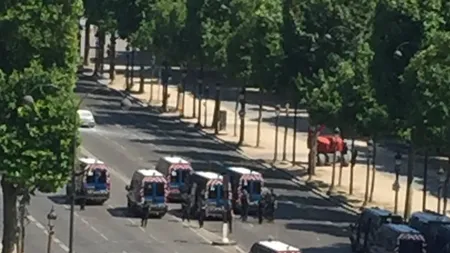Alertă teroristă pe Champs Elysee. O parte a bulevardului a fost evacuată, atacatorul a murit UPDATE