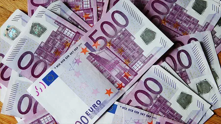 Euro coboară aproape de 4,56 lei, după desemnarea rapidă a unui nou premier