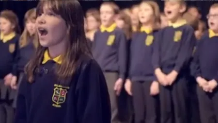 Fetiţa asta cântă dumnezeieşte, însă povestea ei te va impresiona până la lacrimi! Nimeni nu şi-a dat seama