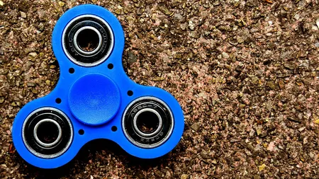 Sute de fidget spinnere, scoase de pe piaţă din cauza pericolului. Modelele pe care trebuie să le ţii departe de copilul tău