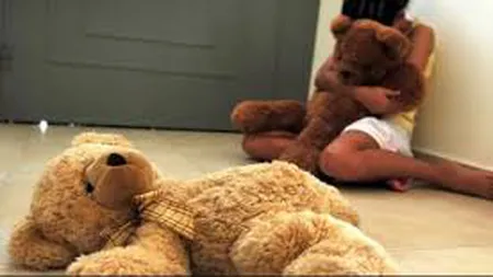 Părinţi, arestaţi după ce şi-ar fi vândut fiicele unui prieten pentru ca acesta să întreţină relaţii sexuale cu ele