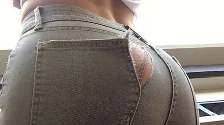 11 milioane de oameni se uită zilnic la poze cu ea de la spate. Cum arată la faţă tânăra cu cel mai bombat posterior