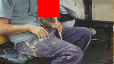 S-a aşezat în autobuz cu pantalonii MURDARI. 