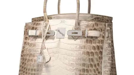 O geantă Hermes încrustată cu diamante s-a vândut la Hong Kong cu un preţ record de 377.000 de dolari