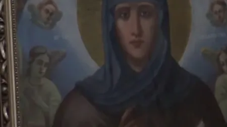 Icoana Sfintei Parascheva din biserica din centrul Târgoviştei lăcrimează. Preotul paroh. 