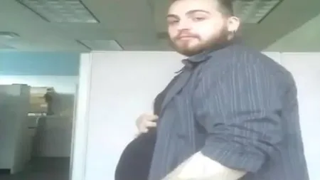 Aşa ceva nu s-a mai auzit, mulţi ar spune că vine sfârşitul lumii. Un bărbat este însărcinat în 4 luni VIDEO