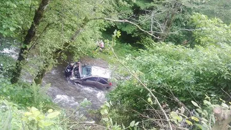 Trei femei au fost rănite după ce maşina în care se aflau a căzut într-un râu