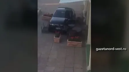 Imagini şocante în Satu Mare. Un şofer a intrat cu maşina în terasa unui cazinou