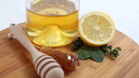 Masca cu miere şi lămâie te scapă de părul facial