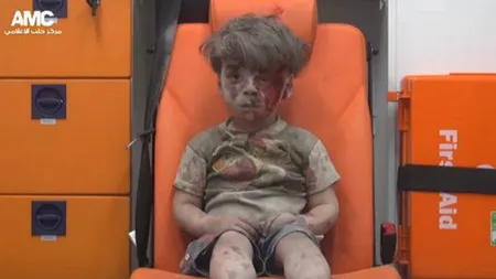 Noi imagini cu băieţelul care a devenit simbolul războiului din Siria au apărut pe reţelele de socializare