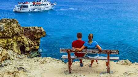 Câţi români şi-ar lăsa iubita singură la mare? Rezultatele surprinzătoare ale unui studiu recent